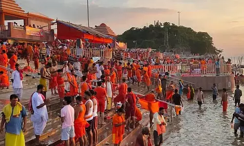 श्रावणी मेले में भीड़ को नियंत्रित करने के लिए प्रशासन कड़ी मेहनत कर रहा