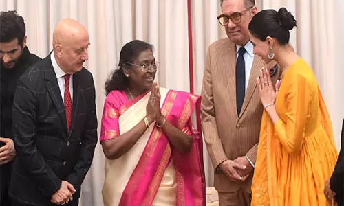 President मुर्मू ने फ़िल्म तन्वी द ग्रेट की विशेष स्क्रीनिंग में कलाकारों से की मुलाकात President मुर्मू ने फ़िल्म तन्वी द ग्रेट की विशेष स्क्रीनिंग में कलाकारों से की मुलाकात