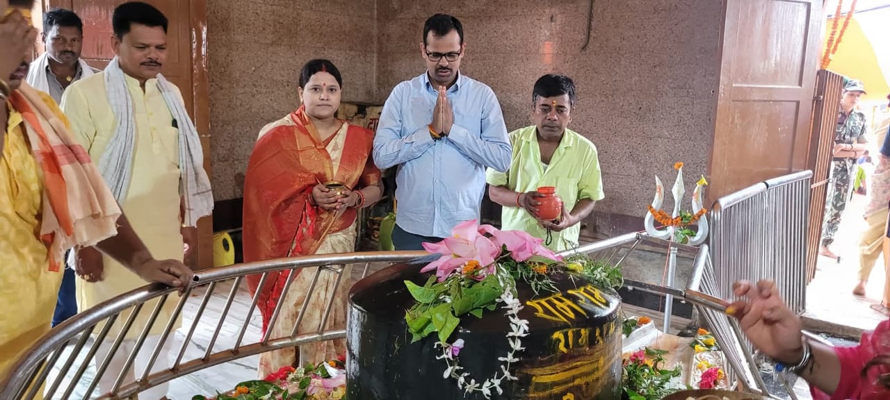 जिला परिषद अध्यक्ष सहित भारी संख्या में श्रद्धालुओं ने सुप्रसिद्ध अशोक धाम मंदिर में किया जलाभिषेक