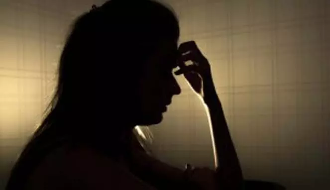 सभी के सो जाने के बाद पिता ने बेटी को बुलाया, धमकी देकर किया रेप सभी के सो जाने के बाद पिता ने बेटी को बुलाया, धमकी देकर किया रेप