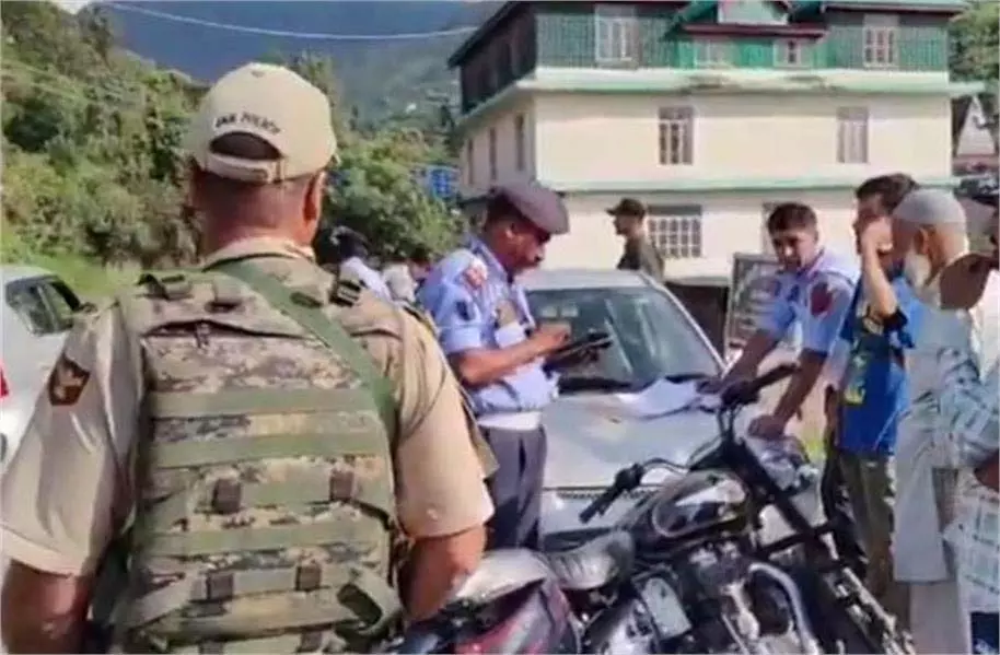 Jammu-Kashmir: ट्रैफिक पुलिस ने ताबड़तोड़ कार्रवाई करते हुए सख्त कदम उठाया Jammu-Kashmir: ट्रैफिक पुलिस ने ताबड़तोड़ कार्रवाई करते हुए सख्त कदम उठाया