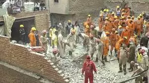 Delhi: चार मंजिला इमारत गिरी, कई लोग मलबे में दबे Delhi: चार मंजिला इमारत गिरी, कई लोग मलबे में दबे