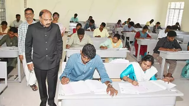 ग्रुप 4 की परीक्षा आज: 3,935 पदों के लिए 13.89 लाख अभ्यर्थी परीक्षा में शामिल ग्रुप 4 की परीक्षा आज: 3,935 पदों के लिए 13.89 लाख अभ्यर्थी परीक्षा में शामिल