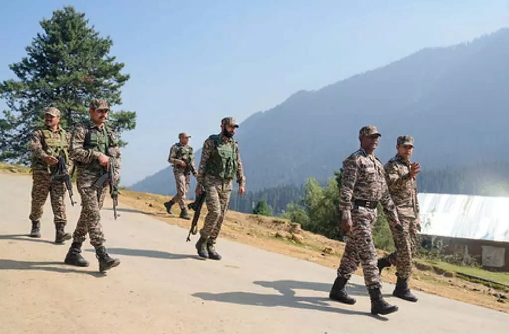 50 आतंकवादियों के छिपे होने की खबर; सुरक्षा बलों ने सघन तलाशी अभियान चलाया 50 आतंकवादियों के छिपे होने की खबर; सुरक्षा बलों ने सघन तलाशी अभियान चलाया
