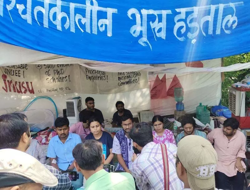 JNU कुलपति ने स्वास्थ्य चिंताओं के बीच बातचीत और हड़ताल खत्म करने की अपील की JNU कुलपति ने स्वास्थ्य चिंताओं के बीच बातचीत और हड़ताल खत्म करने की अपील की