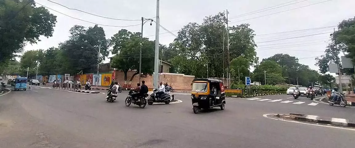 Bhopal : शहर के यातायात सर्वेक्षण में 10 अव्यवस्था बिंदुओं को तत्काल सुधार की आवश्यकता बताई गई Bhopal : शहर के यातायात सर्वेक्षण में 10 अव्यवस्था बिंदुओं को तत्काल सुधार की आवश्यकता बताई गई
