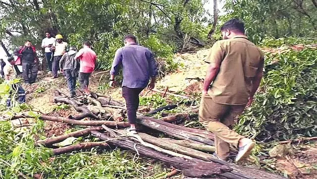 सुलिगेरी गांव में भूस्खलन; लोगों को तीन हफ्ते तक बिजली और ईंधन के बिना रहना पड़ेगा सुलिगेरी गांव में भूस्खलन; लोगों को तीन हफ्ते तक बिजली और ईंधन के बिना रहना पड़ेगा