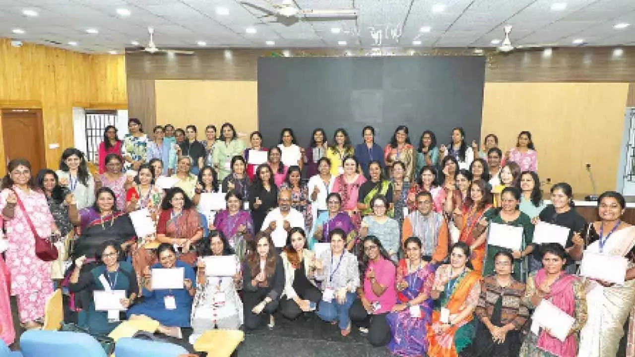 Karnataka: डिजिटल सशक्तिकरण महिला उद्यमियों के लिए एक क्रांतिकारी बदलाव Karnataka: डिजिटल सशक्तिकरण महिला उद्यमियों के लिए एक क्रांतिकारी बदलाव