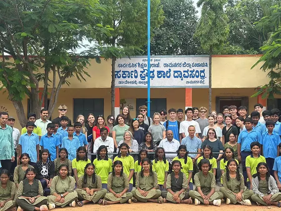 Harohalli : कनाडाई छात्रों ने द्यावसंद्रा स्कूल का दौरा किया Harohalli : कनाडाई छात्रों ने द्यावसंद्रा स्कूल का दौरा किया