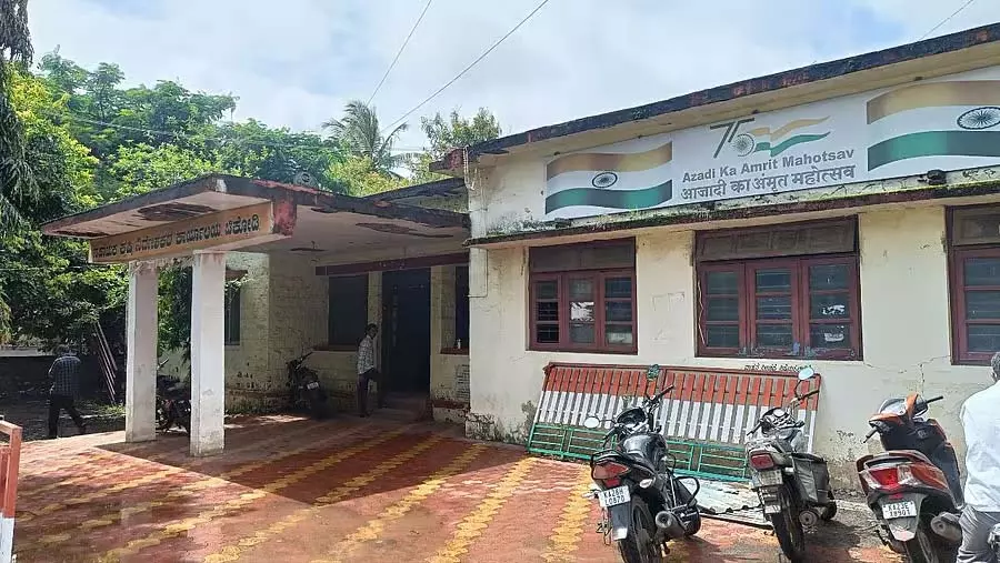 Chikkodi : सरकारी इमारत ढही, काम कर रहे लोग अपनी जान को लेकर डरे हुए हैं Chikkodi : सरकारी इमारत ढही, काम कर रहे लोग अपनी जान को लेकर डरे हुए हैं