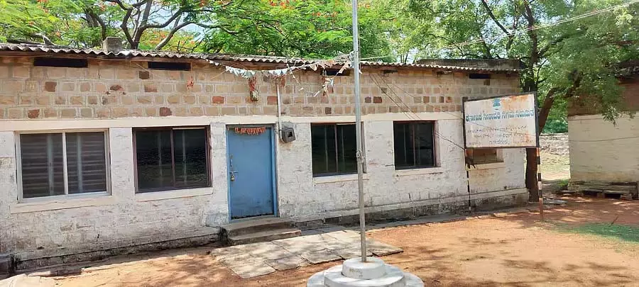 Guledagudda : जल संसाधन विभाग के आवासीय भवन जर्जर हालत में Guledagudda : जल संसाधन विभाग के आवासीय भवन जर्जर हालत में