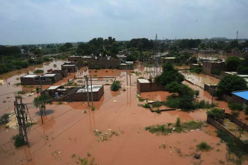 Bathinda में नहर टूटने से 100 फुट गहरे मकान जलमग्न Bathinda में नहर टूटने से 100 फुट गहरे मकान जलमग्न
