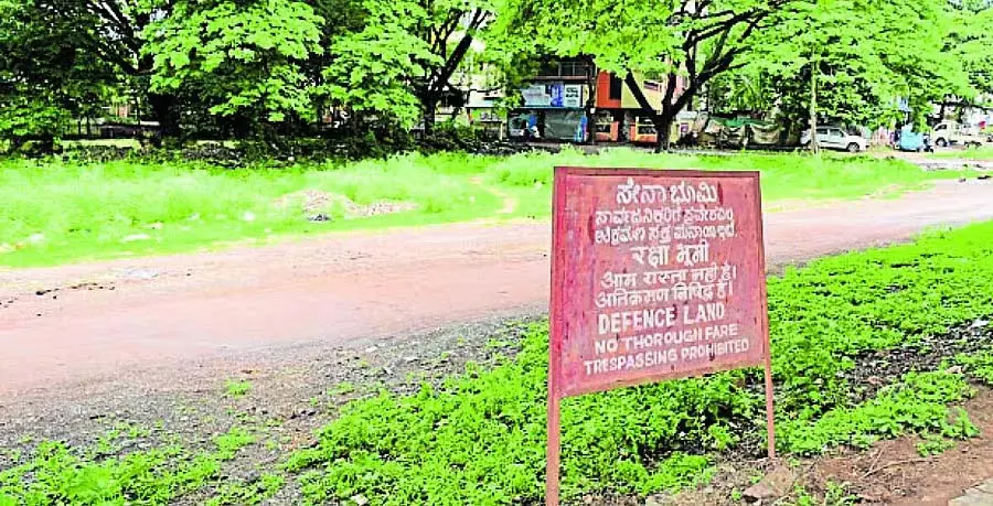 रक्षा विभाग की ज़मीन आवासीय क्षेत्र के बीच में है; विकास में बाधा रक्षा विभाग की ज़मीन आवासीय क्षेत्र के बीच में है; विकास में बाधा