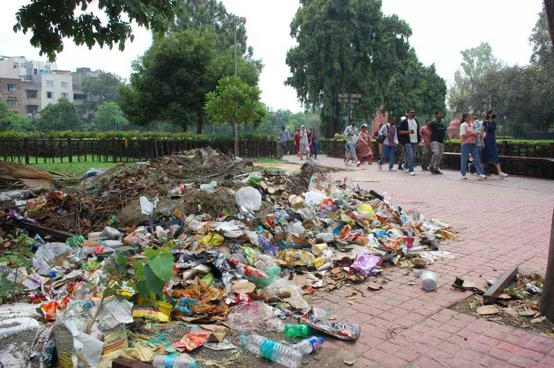 Jallianwala Bagh में कचरे का ढेर अमृतसर की विरासत पर धब्बा Jallianwala Bagh में कचरे का ढेर अमृतसर की विरासत पर धब्बा
