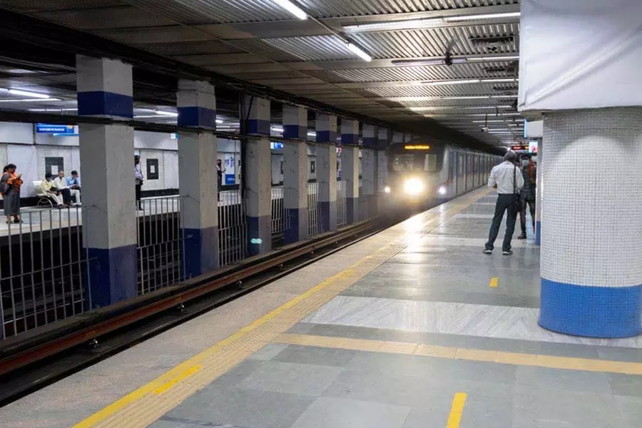 सेंट्रल स्टेशन पर यात्री के गलती से पटरी पर गिरने से Kolkata मेट्रो रेलवे सेवाएं बाधित सेंट्रल स्टेशन पर यात्री के गलती से पटरी पर गिरने से Kolkata मेट्रो रेलवे सेवाएं बाधित