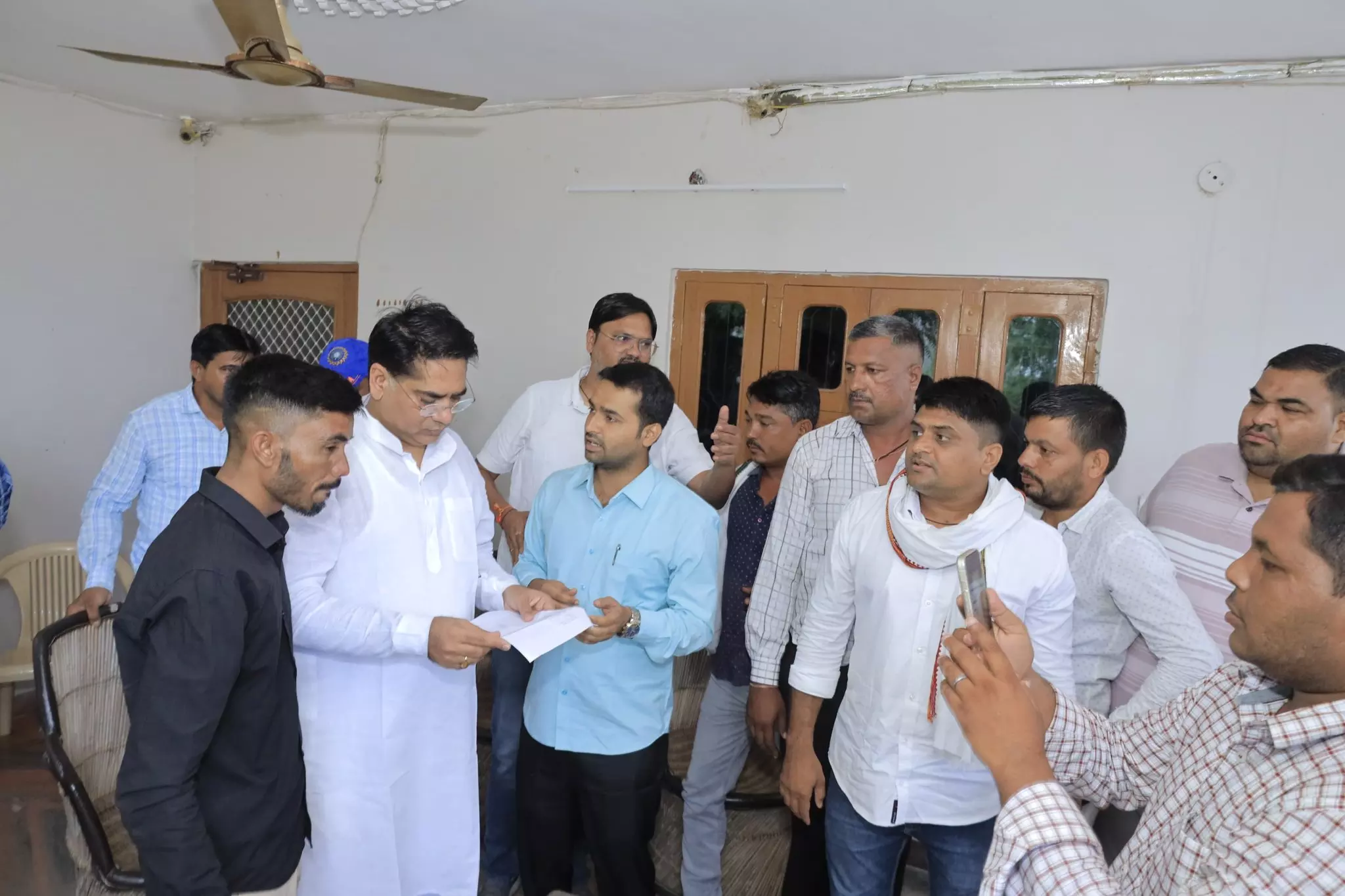 Jaipur : जल संसाधन मंत्री सुरेश सिंह रावत ने मुहामी निवास पर आमजन की समस्याएं सुनीं Jaipur : जल संसाधन मंत्री सुरेश सिंह रावत ने मुहामी निवास पर आमजन की समस्याएं सुनीं