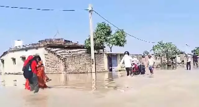 MP में मंदाकिनी नदी अपने तटों से ऊपर बह रही MP में मंदाकिनी नदी अपने तटों से ऊपर बह रही