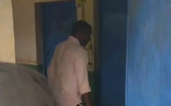 नौकरी खतरे में, एक और प्रधानपाठक शराब पीकर पहुंचा स्कूल, सूचना मिलते पहुंचे आला अधिकारी नौकरी खतरे में, एक और प्रधानपाठक शराब पीकर पहुंचा स्कूल, सूचना मिलते पहुंचे आला अधिकारी