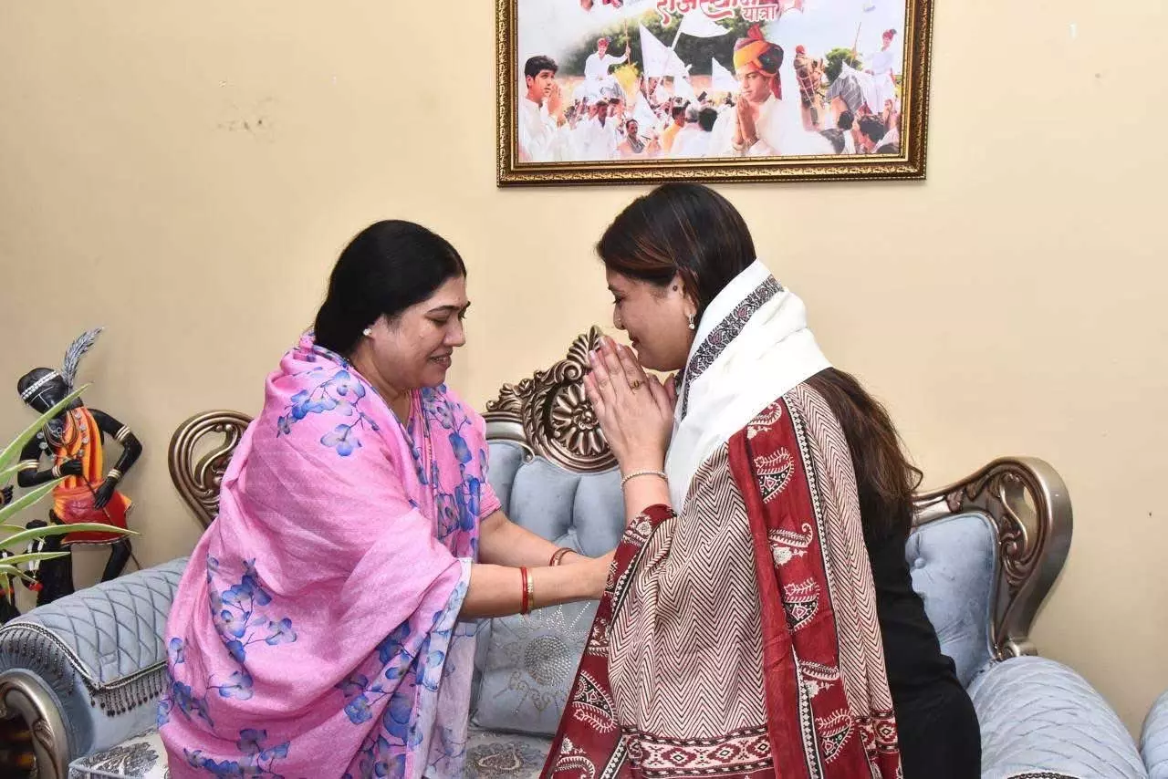 दामाखेड़ा आश्रम में विधायक भावना बोहरा ने गुरुमाता का लिया आशीर्वाद दामाखेड़ा आश्रम में विधायक भावना बोहरा ने गुरुमाता का लिया आशीर्वाद
