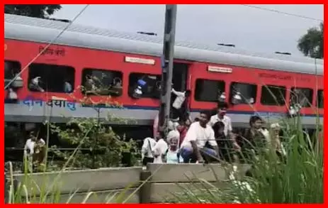 टला बड़ा रेल हादसा, ड्राइवर की हो रही तारीफ, किया ऐसा शानदार काम... टला बड़ा रेल हादसा, ड्राइवर की हो रही तारीफ, किया ऐसा शानदार काम...