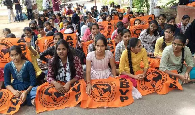 Hyderabad के निज़ाम कॉलेज के छात्रों ने छात्रावास में जगह न मिलने पर विरोध प्रदर्शन किया Hyderabad के निज़ाम कॉलेज के छात्रों ने छात्रावास में जगह न मिलने पर विरोध प्रदर्शन किया