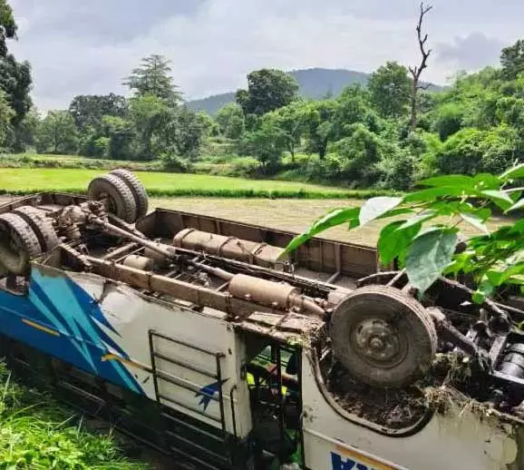 रायगढ़ में बस हादसे का शिकार, 15 यात्री घायल रायगढ़ में बस हादसे का शिकार, 15 यात्री घायल