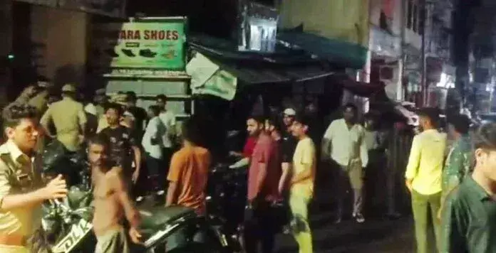 Lucknow: नक्खास चौराहे पर दो गुटों में झड़प, इलाके में सन्नाटा Lucknow: नक्खास चौराहे पर दो गुटों में झड़प, इलाके में सन्नाटा