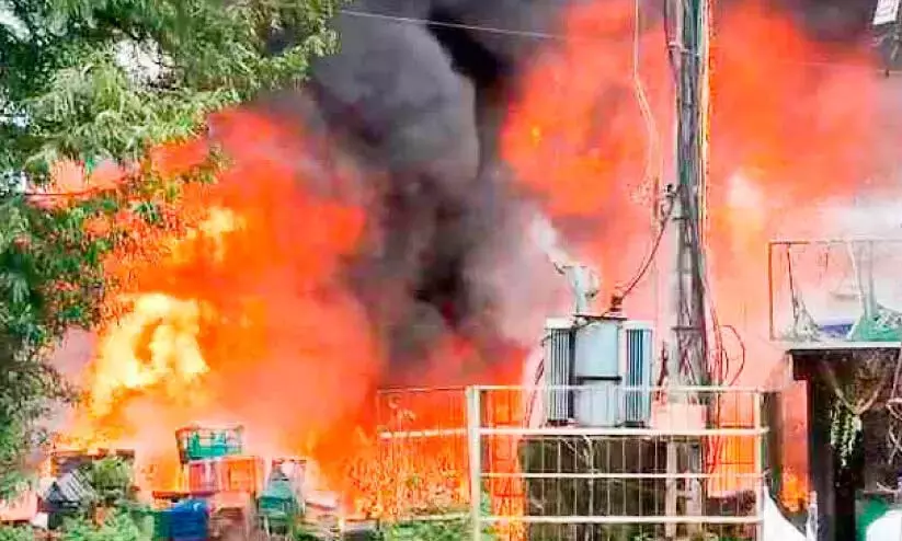 Kerala : मंजेरी में ट्रांसफार्मर में आग, फल की दुकान जलकर खाक Kerala : मंजेरी में ट्रांसफार्मर में आग, फल की दुकान जलकर खाक