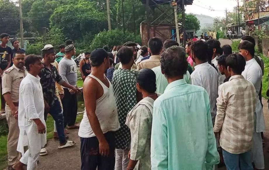 Dhanbad: लोयाबाद में गुटों के बीच झड़प, माहौल बिगड़ा Dhanbad: लोयाबाद में गुटों के बीच झड़प, माहौल बिगड़ा