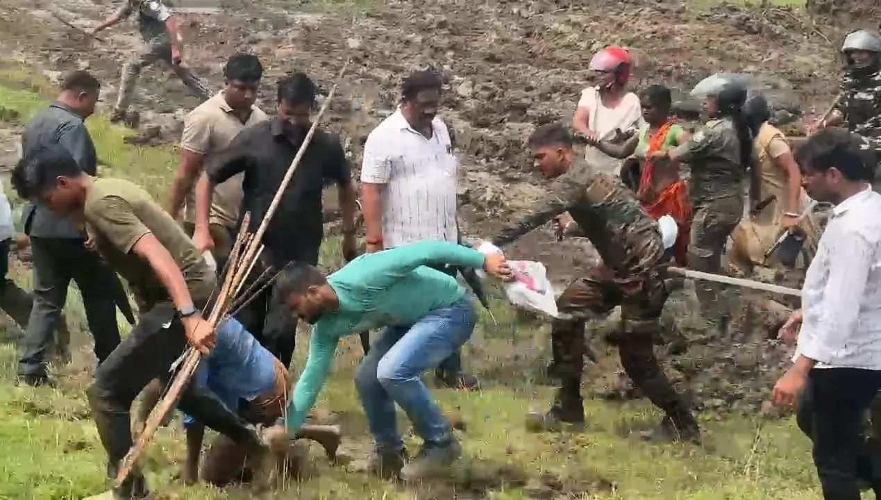 Dhanbad: महुदा में सड़क धंसने से हड़कंप, आवागमन बाधित Dhanbad: महुदा में सड़क धंसने से हड़कंप, आवागमन बाधित