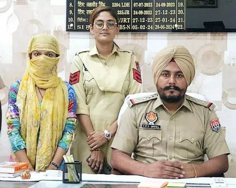 Ludhiana: 35 लाख रुपये की यात्रा धोखाधड़ी मामले में फरार महिला ट्रैवल एजेंट गिरफ्तार Ludhiana: 35 लाख रुपये की यात्रा धोखाधड़ी मामले में फरार महिला ट्रैवल एजेंट गिरफ्तार