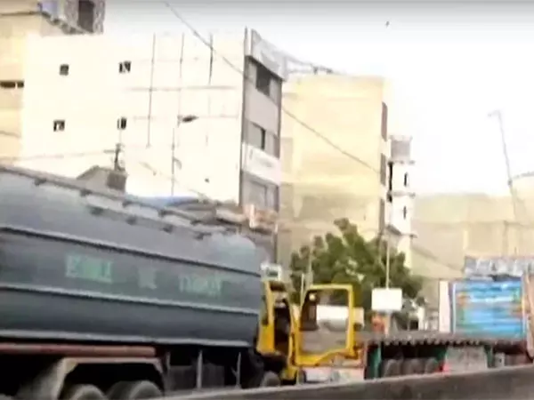 कराची में बिजली कटौती से कानून का पालन करने वाले नागरिक भी परेशान: कंपनियों पर उपेक्षा का आरोप कराची में बिजली कटौती से कानून का पालन करने वाले नागरिक भी परेशान: कंपनियों पर उपेक्षा का आरोप