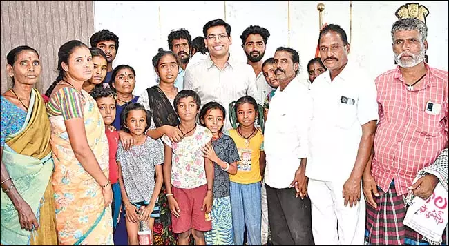 Andhra : तिरुपति कलेक्टर ने पांच परिवारों को गोद लिया Andhra : तिरुपति कलेक्टर ने पांच परिवारों को गोद लिया