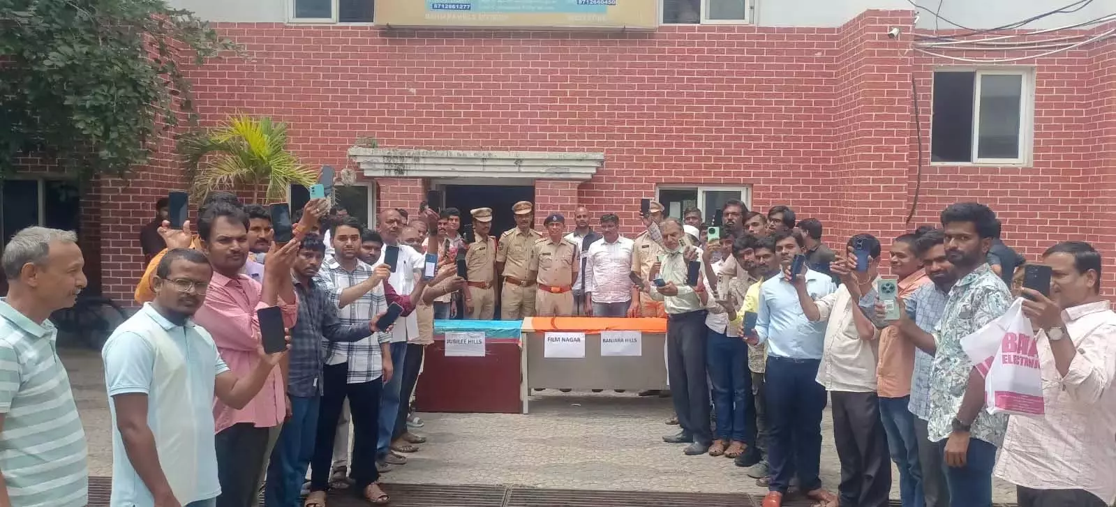 Hyderabad पुलिस ने खोए हुए 67 मोबाइल फ़ोन मालिकों को लौटाए Hyderabad पुलिस ने खोए हुए 67 मोबाइल फ़ोन मालिकों को लौटाए