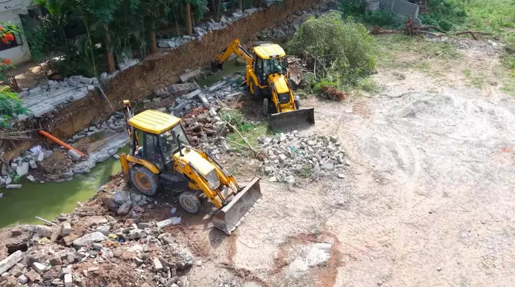 Telangana: हाइड्रा ने नाला अतिक्रमण हटाया Telangana: हाइड्रा ने नाला अतिक्रमण हटाया