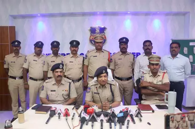 Telangana : 60 लाख की बीमा राशि के लिए उसके जीजा ने अपनी चाची की हत्या करवा दी Telangana : 60 लाख की बीमा राशि के लिए उसके जीजा ने अपनी चाची की हत्या करवा दी