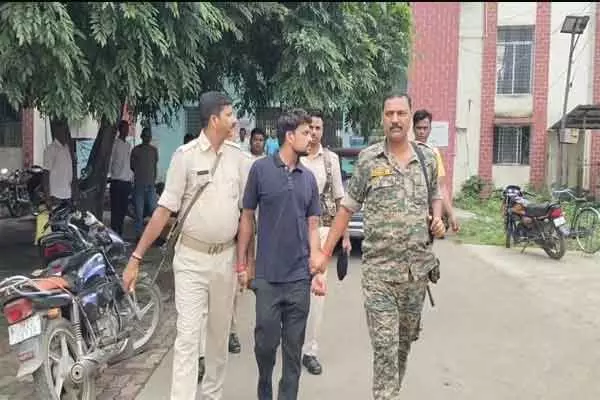Ranchi: रिश्वत लेते रंगे हाथ पकड़ा गया राजस्व कर्मचारी, ACB की कार्रवाई Ranchi: रिश्वत लेते रंगे हाथ पकड़ा गया राजस्व कर्मचारी, ACB की कार्रवाई