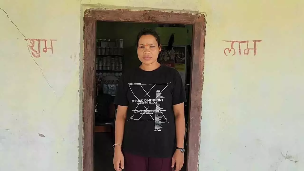 महिला आरक्षक दहशत में, घर में चोरी और तोड़फोड़ की हुई वारदात महिला आरक्षक दहशत में, घर में चोरी और तोड़फोड़ की हुई वारदात