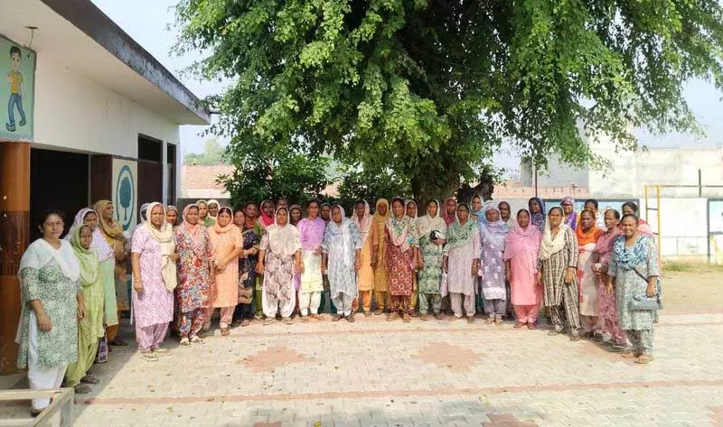 Amritsar: मिड-डे मील कर्मियों ने वेतन न मिलने पर सरकार पर उपेक्षा का आरोप लगाया Amritsar: मिड-डे मील कर्मियों ने वेतन न मिलने पर सरकार पर उपेक्षा का आरोप लगाया