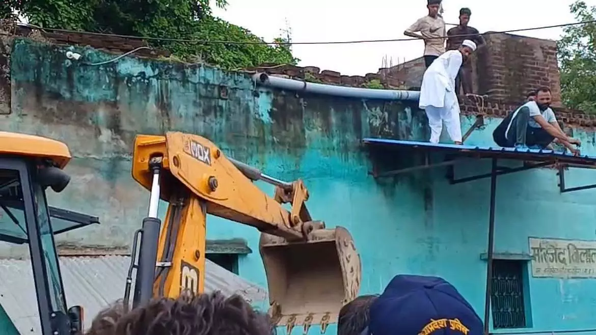 दतिया में पीताम्बरा मंदिर के पास अतिक्रमण विरोधी अभियान के विरोध में प्रदर्शन दतिया में पीताम्बरा मंदिर के पास अतिक्रमण विरोधी अभियान के विरोध में प्रदर्शन