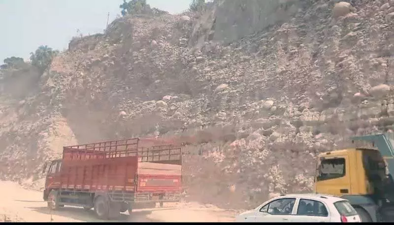 Himachal: पहाड़ियाँ ढहने से नौ भनियाड परिवारों को संकट का डर Himachal: पहाड़ियाँ ढहने से नौ भनियाड परिवारों को संकट का डर