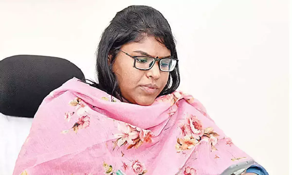 गोदावरी नदी के जलस्तर में वृद्धि के कारण लोगों को पुनर्वास केंद्र में स्थानांतरित किया गया गोदावरी नदी के जलस्तर में वृद्धि के कारण लोगों को पुनर्वास केंद्र में स्थानांतरित किया गया