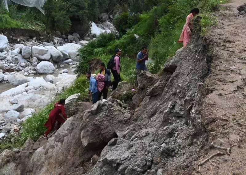 सभी सांसदों को आपदा प्रभावित परिवारों के पुनर्वास के लिए वन भूमि देने के लिए PM से आग्रह करना चाहिए सभी सांसदों को आपदा प्रभावित परिवारों के पुनर्वास के लिए वन भूमि देने के लिए PM से आग्रह करना चाहिए