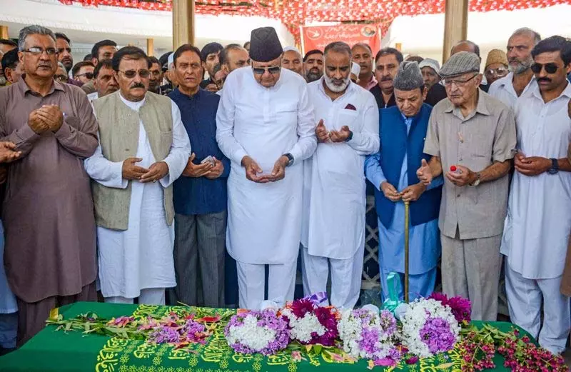 NC नेताओं ने शेख अब्दुल्ला की पत्नी को श्रद्धांजलि दी NC नेताओं ने शेख अब्दुल्ला की पत्नी को श्रद्धांजलि दी