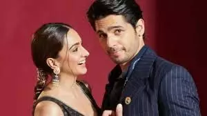 Kiara-Sidharth : प्रेग्नेंसी चेकअप के लिए पैपराज़ी से छिपते दिखे Kiara-Sidharth : प्रेग्नेंसी चेकअप के लिए पैपराज़ी से छिपते दिखे
