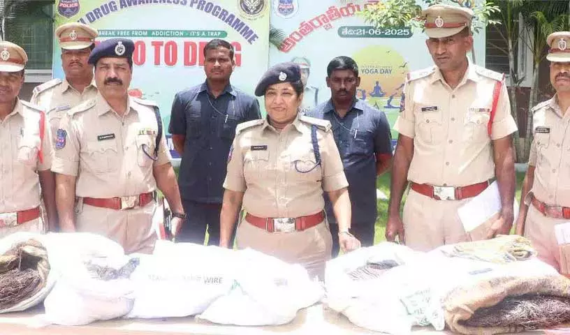 Siddipet पुलिस ने ट्रांसफार्मर से तांबा चुराते दो लोगों को पकड़ा Siddipet पुलिस ने ट्रांसफार्मर से तांबा चुराते दो लोगों को पकड़ा