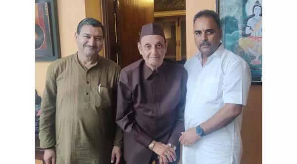 Jammu: कटड़ा प्रतिनिधिमंडल ने डॉ. कर्ण सिंह से मुलाकात की Jammu: कटड़ा प्रतिनिधिमंडल ने डॉ. कर्ण सिंह से मुलाकात की