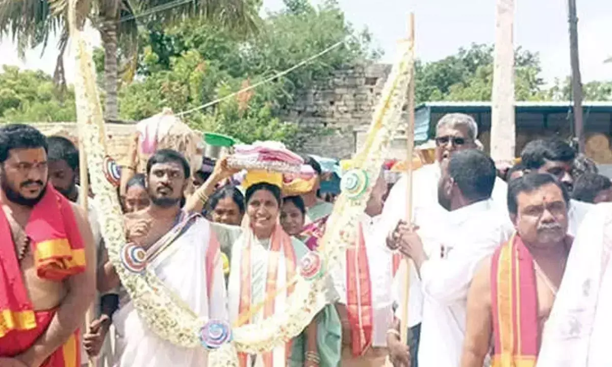Andhra: भव्यता चीरा सारे महोत्सव का प्रतीक है Andhra: भव्यता चीरा सारे महोत्सव का प्रतीक है