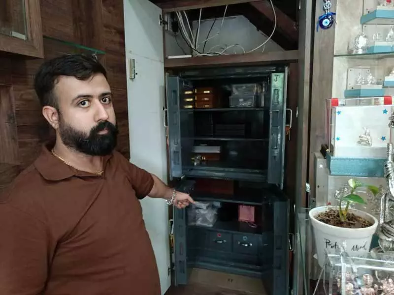 Dhakoli में दिनदहाड़े 2 किलो सोना और 15 किलो चांदी लूटी गई Dhakoli में दिनदहाड़े 2 किलो सोना और 15 किलो चांदी लूटी गई