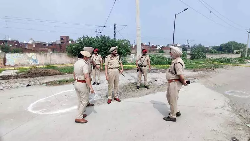 Amritsar में गोलीबारी में ड्रग तस्कर घायल, दो पिस्तौल जब्त Amritsar में गोलीबारी में ड्रग तस्कर घायल, दो पिस्तौल जब्त
